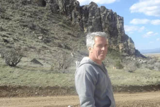 arquivos-divulgados-mostram-fotografias-de-jeffrey-epstein-com-criancas