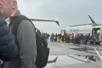 aviao-bate-em-caminhao-de-combustivel-e-e-evacuado-na-escocia