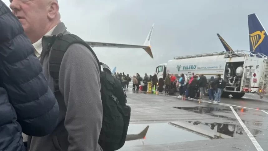 aviao-bate-em-caminhao-de-combustivel-e-e-evacuado-na-escocia