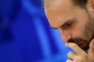 camara-cancela-passaportes-diplomaticos-de-ramagem-e-eduardo