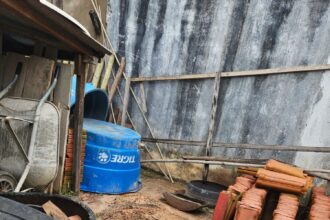 corpo-de-mulher-e-encontrado-em-cova-rasa-apos-denuncia-de-cheiro-forte-em-casa