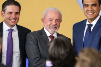 gustavo-feliciano-toma-posse-e-e-o-novo-ministro-do-turismo