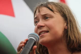greta-thunberg-e-presa-no-reino-unido-durante-protesto-pro-palestina