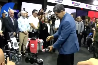em-clima-de-tensao-com-eua,-maduro-danca-com-robo-humanoide-de-ia