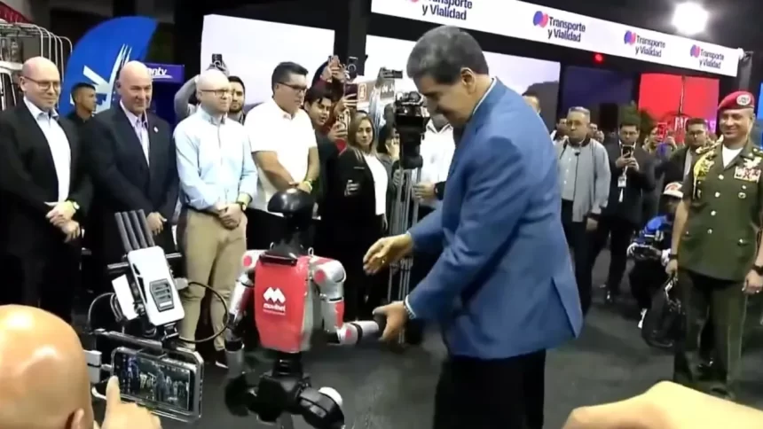 em-clima-de-tensao-com-eua,-maduro-danca-com-robo-humanoide-de-ia