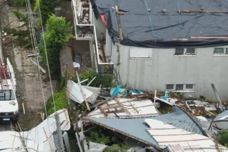 tornado-destroi-escola-e-casas-em-farroupilha,-no-rs,-com-ventos-de-mais-de-100km/h