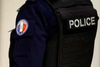 jovem-e-detida-apos-ir-a-hospital-com-bebe-morto-na-mochila-na-franca