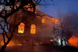 pelo-menos-onze-feridos-em-ataque-russo-a-kiev;-veja-as-imagens