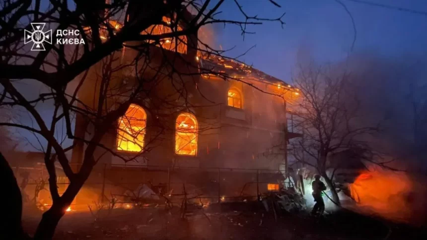 pelo-menos-onze-feridos-em-ataque-russo-a-kiev;-veja-as-imagens