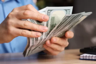 empresario-vende-negocio-e-da-bonus-de-1,5-bilhoes-aos-funcionarios