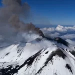 vulcao-mais-alto-da-europa-entra-em-erupcao.-veja-as-imagens