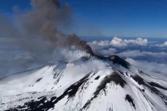 vulcao-mais-alto-da-europa-entra-em-erupcao.-veja-as-imagens