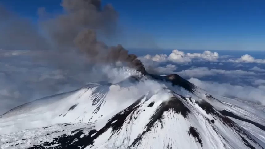 vulcao-mais-alto-da-europa-entra-em-erupcao.-veja-as-imagens
