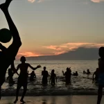 calor-lota-praias-do-rio-desde-a-madrugada,-e-prefeitura-faz-apelo-por-limpeza