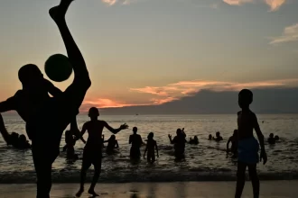 calor-lota-praias-do-rio-desde-a-madrugada,-e-prefeitura-faz-apelo-por-limpeza