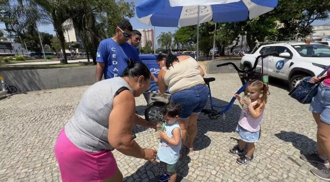 calorao-leva-300-pessoas-a-buscarem-atendimento-no-fim-de-semana;-rj-inicia-megaoperacao-de-hidratacao-para-amenizar-efeitos