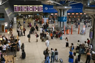 apos-atrasos-e-filas-de-7-horas,-portugal-muda-verificacao-de-passaportes