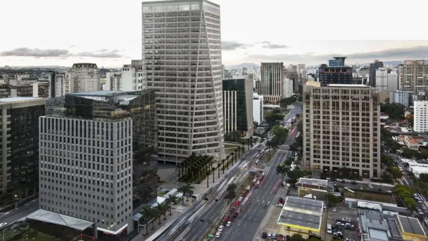 predio-simbolo-da-ascensao-da-regiao-da-faria-lima-retoma-tradicao-de-ano-novo-em-sp