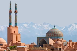 regime-iraniano-promete-resposta-firme-contra-protestos-no-pais;-predio-de-governador-e-atacado-no-sul