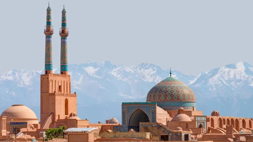 regime-iraniano-promete-resposta-firme-contra-protestos-no-pais;-predio-de-governador-e-atacado-no-sul