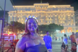 turista-passa-24h-na-praia-e-troca-de-roupa-em-frente-ao-copacabana-palace-para-aproveitar-a-virada