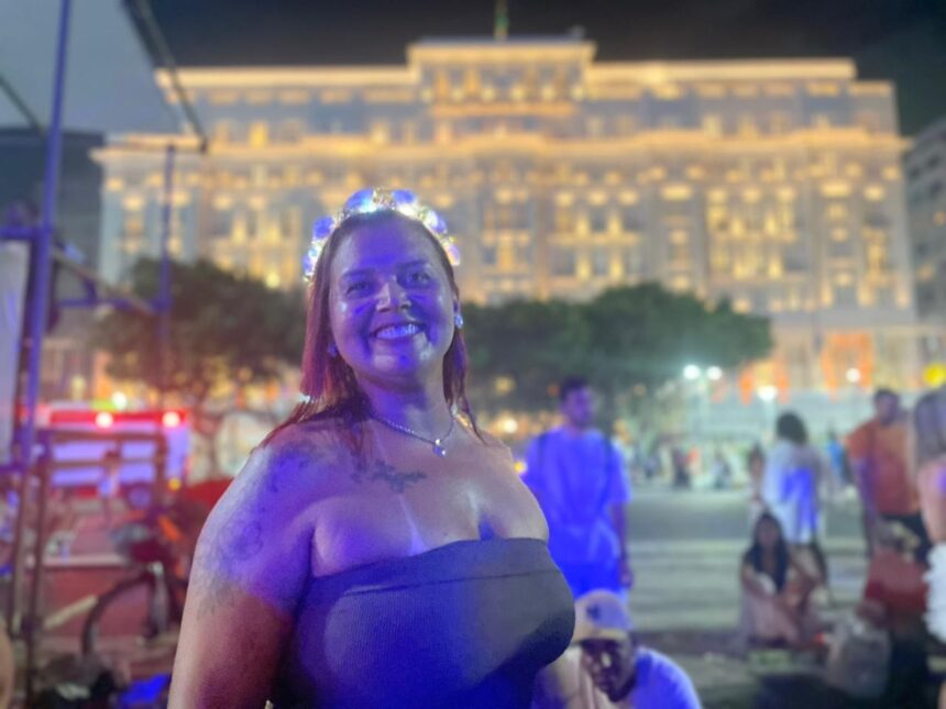 turista-passa-24h-na-praia-e-troca-de-roupa-em-frente-ao-copacabana-palace-para-aproveitar-a-virada