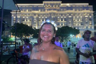 arcos-luminosos-sao-a-sensacao-do-look-de-reveillon-2026-em-copacabana