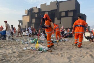 reveillon-2026:-publico-segue-em-copacabana-para-primeiro-dia-do-ano;-comlurb-faz-a-limpeza-da-orla-e-transito-e-liberado