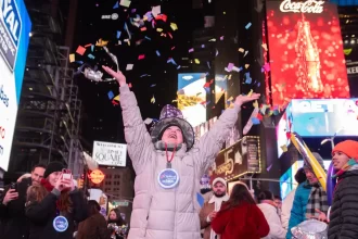 ola,-2026!-mundo-celebra-chegada-do-ano-novo-com-fogos,-luz-e-cor