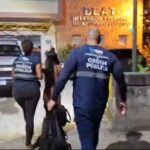 gravida-e-detida-em-copacabana-com-29-telefones-celulares-e-uma-maquina-fotografica-escondidos-em-fundo-falso-de-bolsas