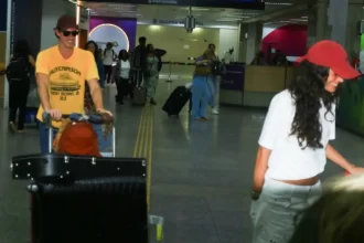 bruna-marquezine-e-shawn-mendes-desembarcam-juntos-no-rio