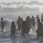 alerta-de-ressaca:-ondas-podem-chegar-a-3-metros-de-altura-no-litoral-do-rio-neste-domingo
