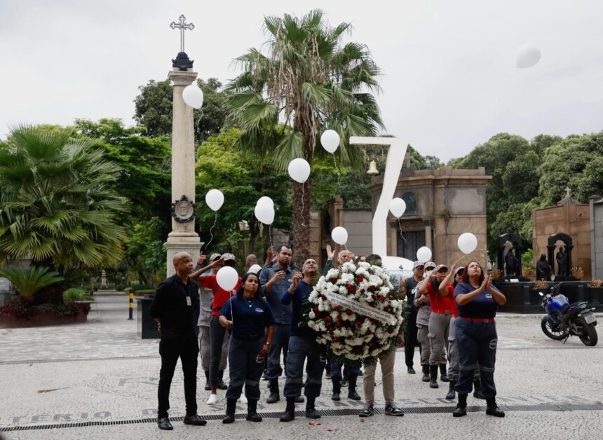 bombeiros-prestam-homenagem-para-vitima-do-incendio-no-shopping-tijuca-durante-sepultamento:-‘ela-deu-a-vida-para-salvar-outras’