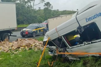 seis-morrem-e-16-ficam-feridos-apos-carreta-atingir-van-na-br-116-no-parana