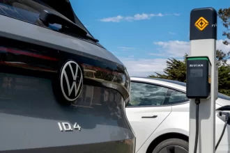 crianca-britanica-morre-atropelada-por-carro-eletrico:-“acelerou-sozinho”