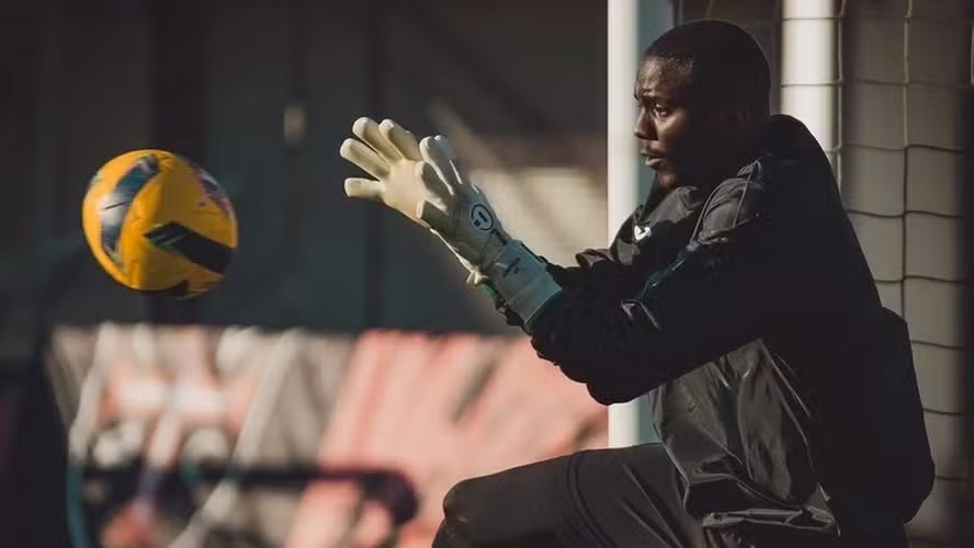 botafogo-e-flamengo-disputam-a-contratacao-do-goleiro-andrew,-do-gil-vicente