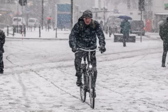 frio-de-30°c-na-europa-causa-mortes-e-prejudica-voos,-linhas-de-trem-e-estradas