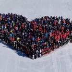 esquiadores-homenageiam-vitimas-do-incendio-em-bar-na-suica;-veja