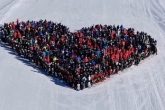 esquiadores-homenageiam-vitimas-do-incendio-em-bar-na-suica;-veja