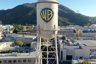 warner-bros.-rejeita-oferta-da-paramount-e-seguira-acordo-com-a-netflix