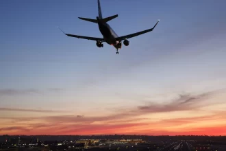 ataque-dos-eua-a-venezuela-obriga-companhias-aereas-a-suspender-voos-do-brasil-e-ajustar-rotas