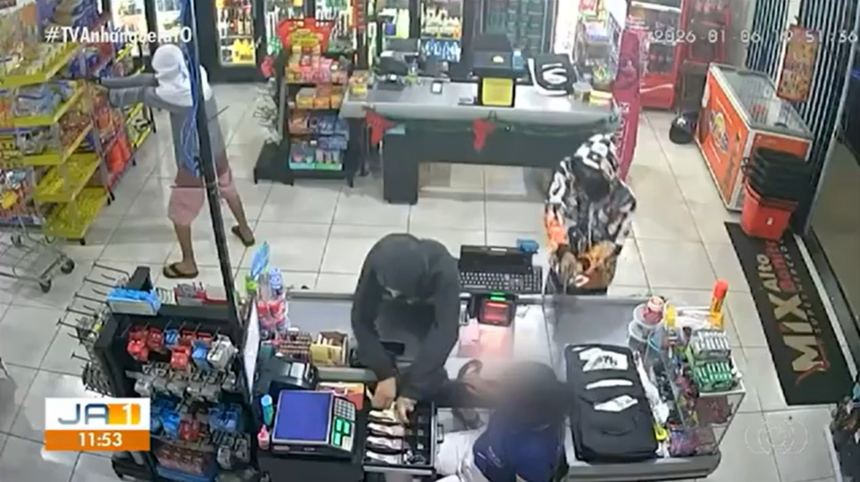 video-mostra-grupo-armado-invadindo-supermercado-no-tocantins