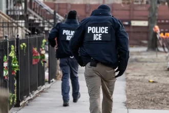 mulher-e-morta-por-agente-de-imigracao-durante-operacao-nos-eua