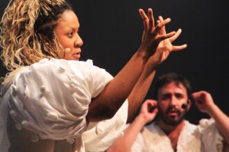 ‘os-irmaos-karamazov’-volta-ao-rio-com-acessibilidade-integrada-a-peca