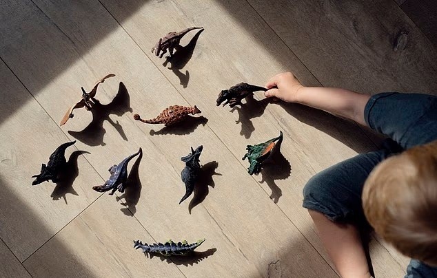 menores-vao-parar-no-tribunal apos-confusao-com-dinossauro-de-brinquedo-em-creche 