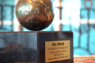 arrascaeta-recebe-o-premio-de-rei-da-america-do-jornal-el-pais