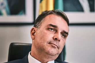 candidatura-de-flavio-bolsonaro-embaralha-uniao-de-governadores-da-direita-para-2026
