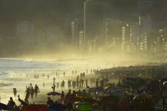 rio-registra-calor-recorde-de-41°c-com-praias-cheias-e-moradores-sem-onibus