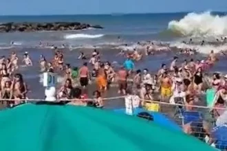 onda-gigante-mata-um-e-deixa-35-feridos-em-praia-da-argentina;-veja