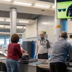 idoso-tenta-pegar-voo-com-a-mulher-morta-em-cadeira-de-rodas